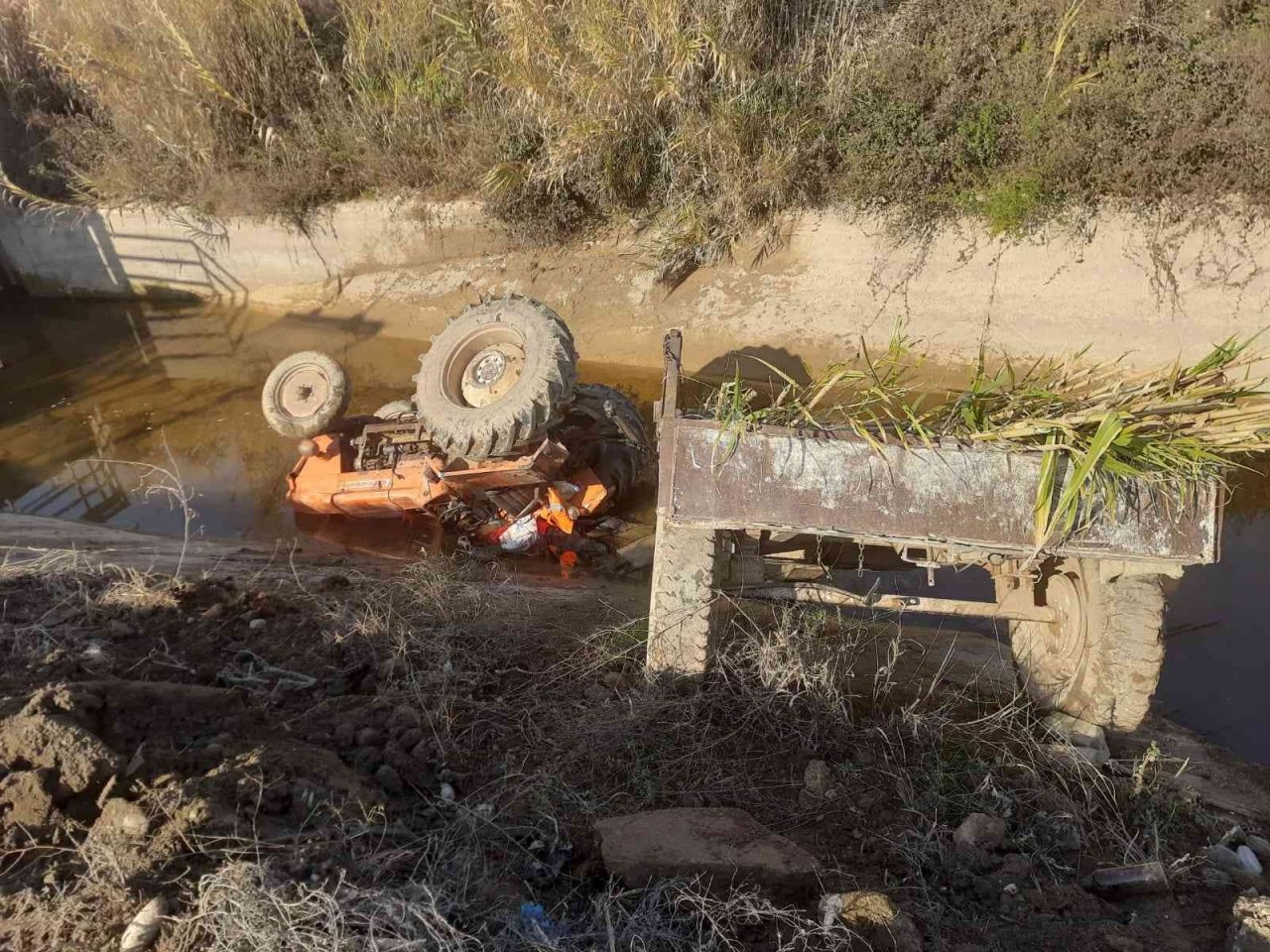 Traktör kanala uçtu, sürücüsü hayatını kaybetti