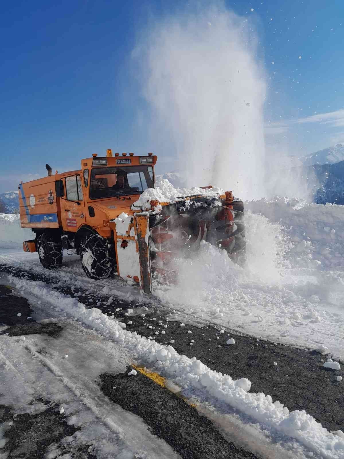 Artvin’de kar kalınlığı 1,5 metreyi bulan Camili yolu ulaşıma açıldı