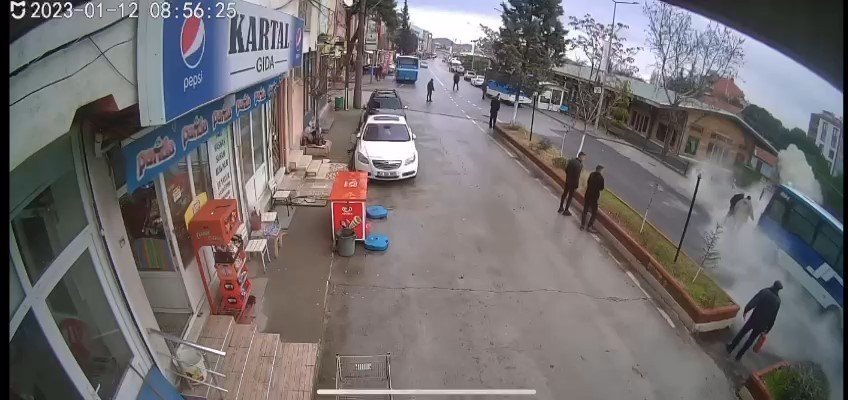 Dolmuş alev alev yanmaktan son anda kurtarıldı