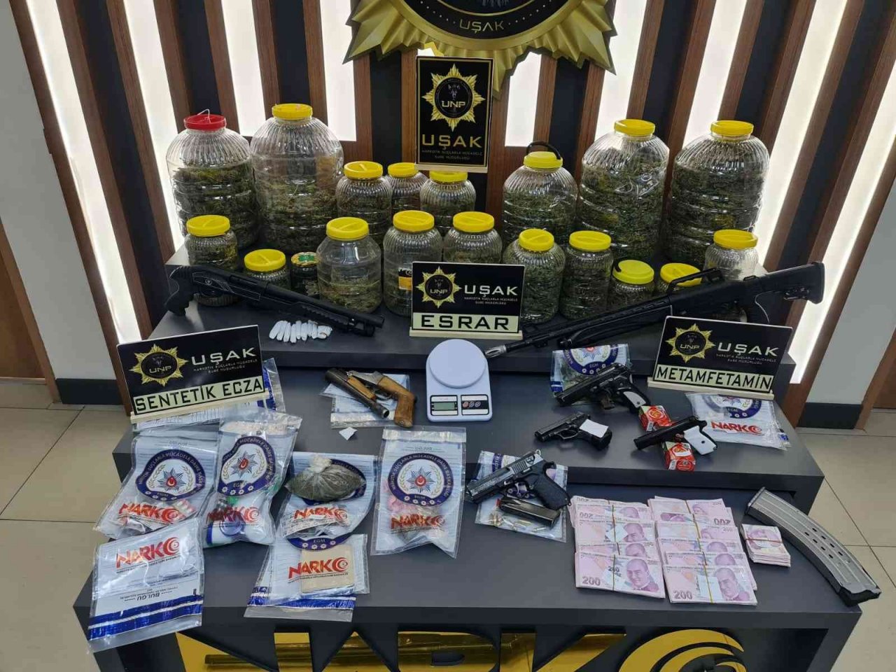 Uşak’taki Kökünü Kurutma operasyonunda 60 şüpheli tutuklandı