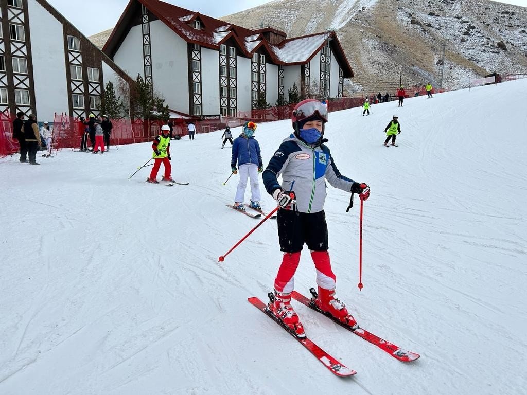 Palandöken’de kayak yoğunluğu devam ediyor