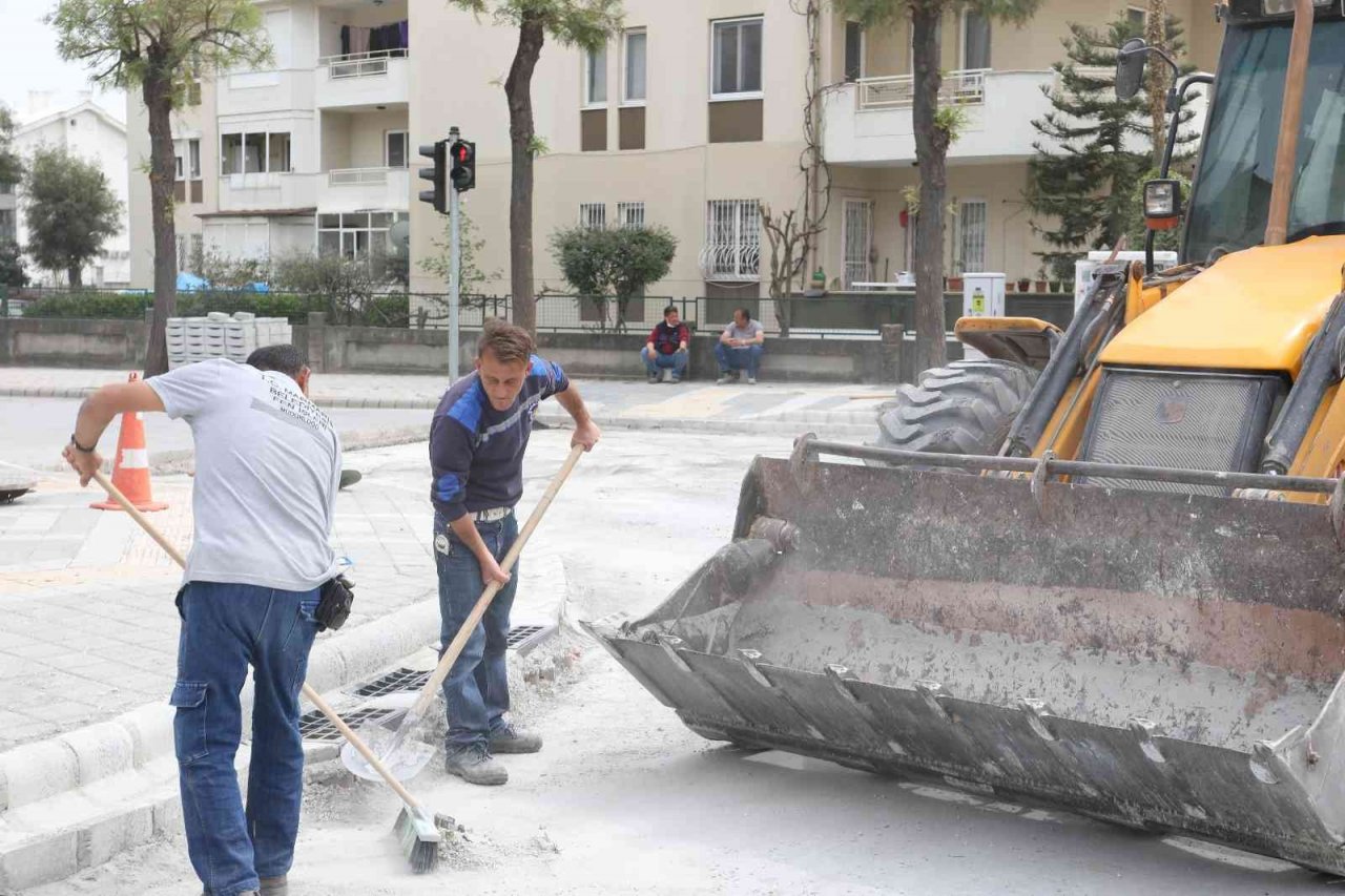 Marmaris Belediyesi Fen İşleri Müdürlüğü ekipleri durmak bilmedi