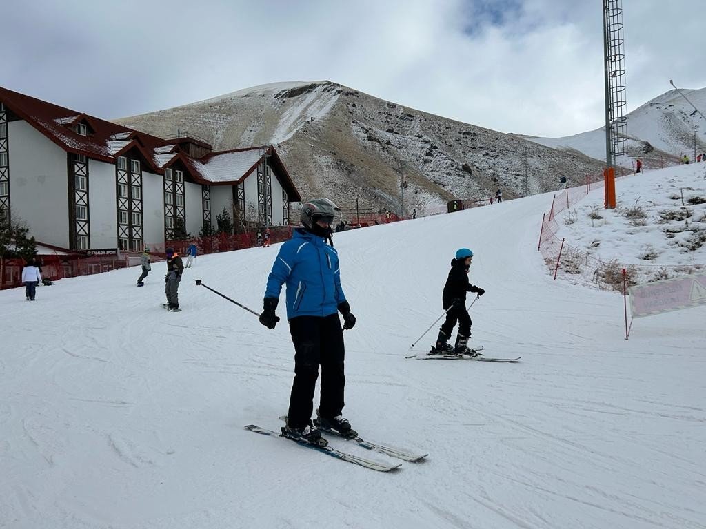 Palandöken’de kayak yoğunluğu devam ediyor