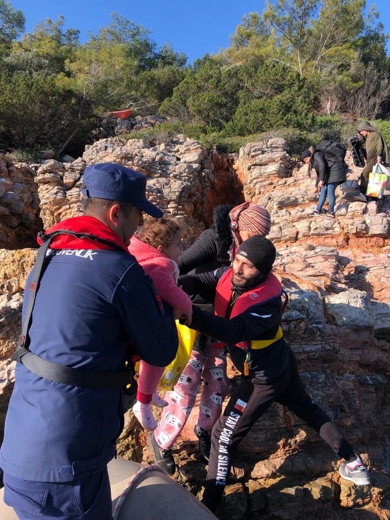 19 düzensiz göçmen yakalandı, 45’i kurtarıldı