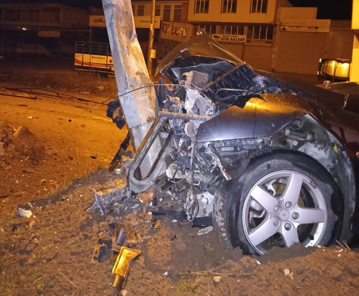 Otomobil elektrik direğine çarptı