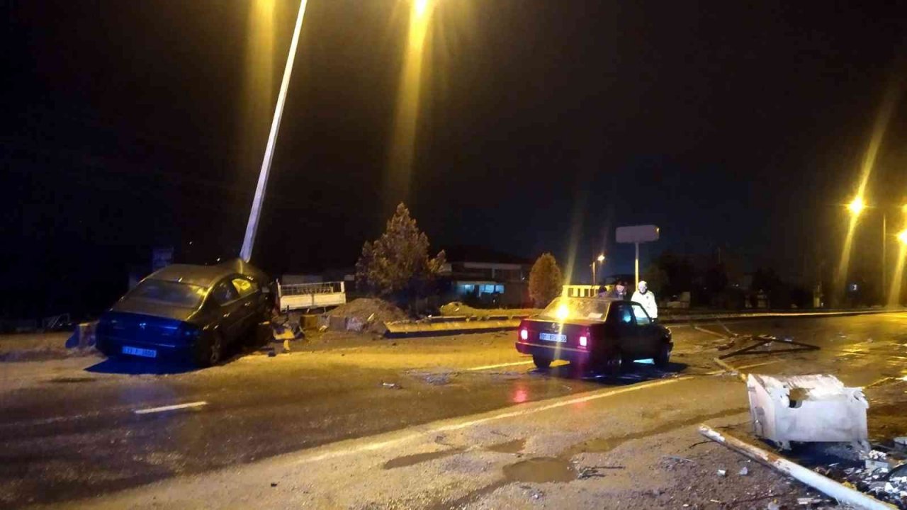 Otomobil elektrik direğine çarptı