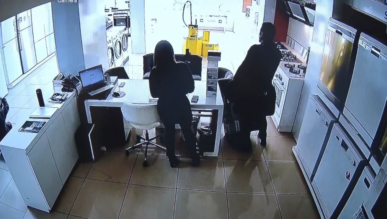 Elektronik mağaza işleten çift, 43 bin 550 liralık eşyanın parasını alamadıkları iddiasıyla şikayetçi oldu