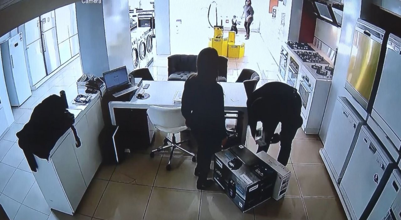 Elektronik mağaza işleten çift, 43 bin 550 liralık eşyanın parasını alamadıkları iddiasıyla şikayetçi oldu