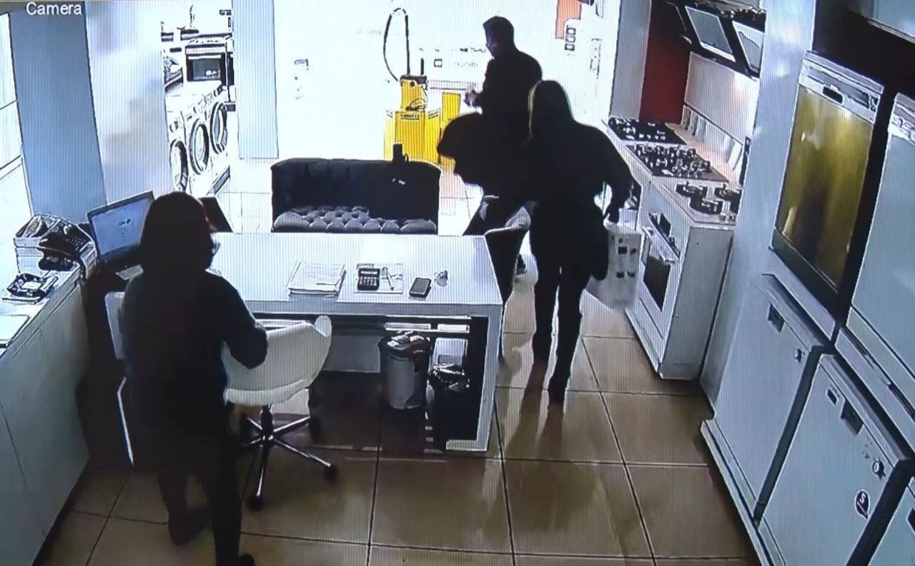 Elektronik mağaza işleten çift, 43 bin 550 liralık eşyanın parasını alamadıkları iddiasıyla şikayetçi oldu