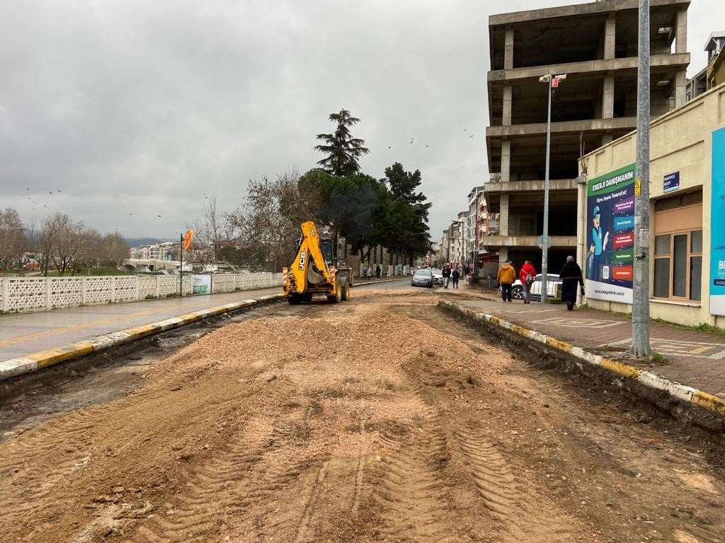 Biga’nın cadde ve sokakları bir bir yenileniyor
