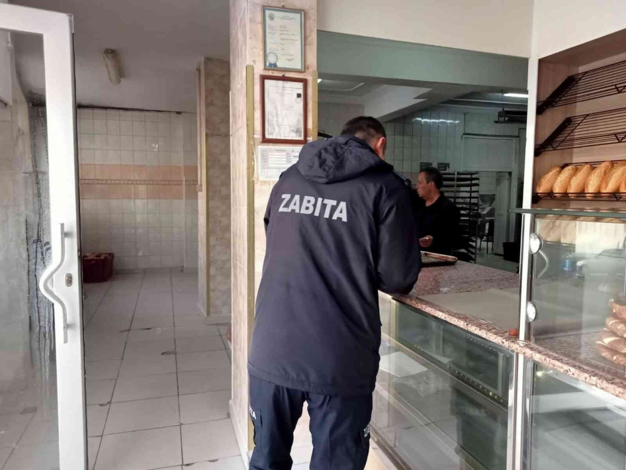 Bilecik’te zabıtadan 5 TL’ye ekmek satan fırınlara tutanak