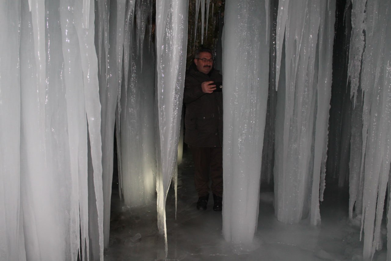 Sırakayalar Şelalesi buz tutmuş haliyle kartpostallık görüntü oluşturdu