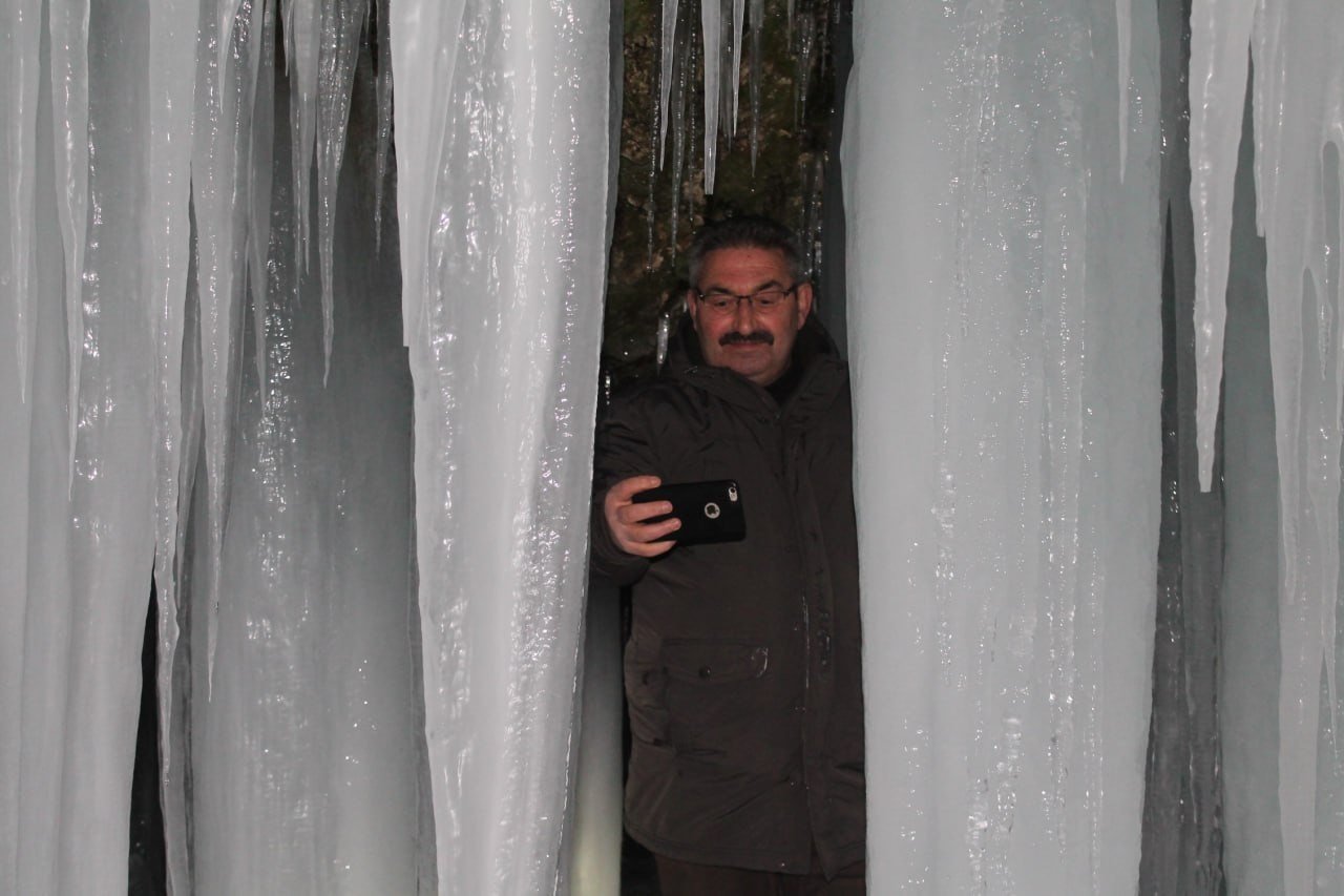 Sırakayalar Şelalesi buz tutmuş haliyle kartpostallık görüntü oluşturdu