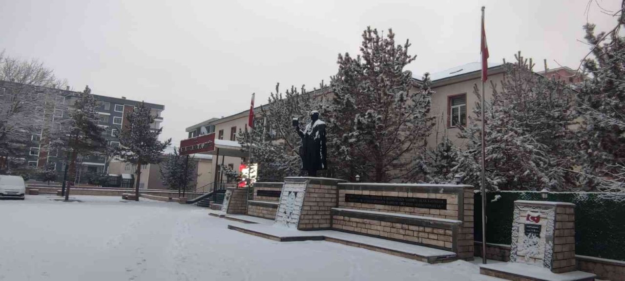 Aşkale güne karla başladı