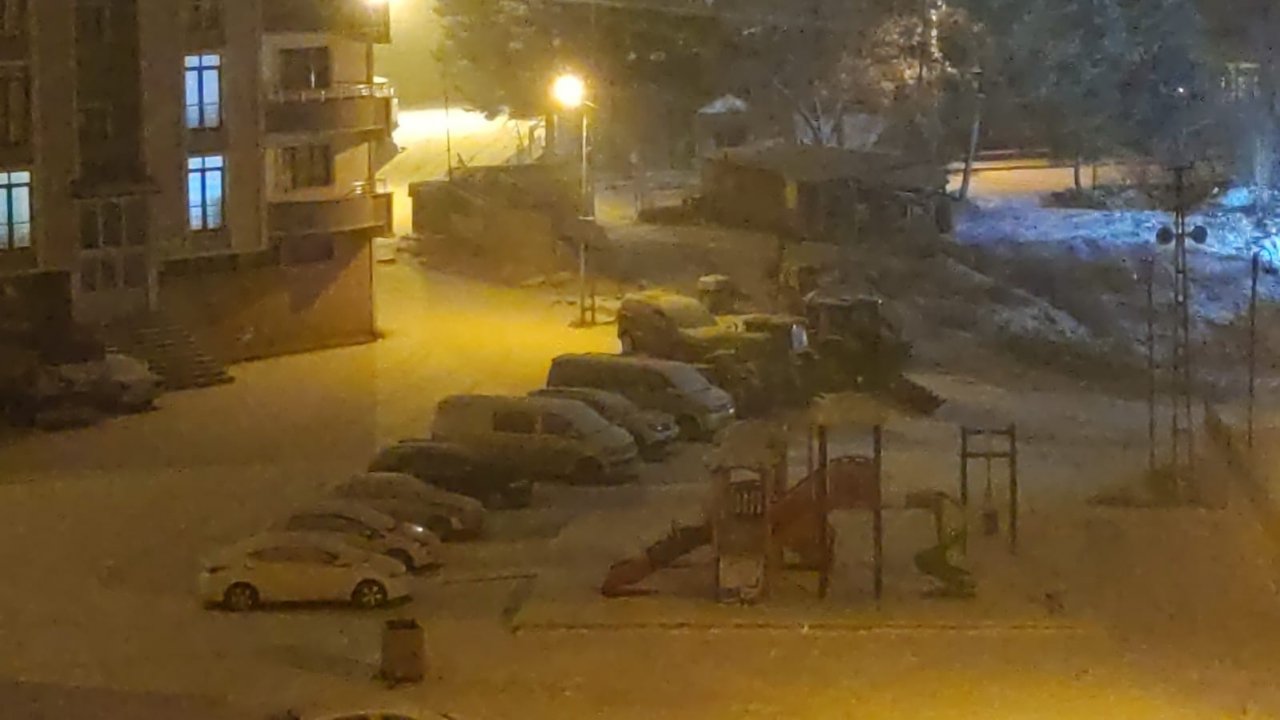 Aşkale güne karla başladı