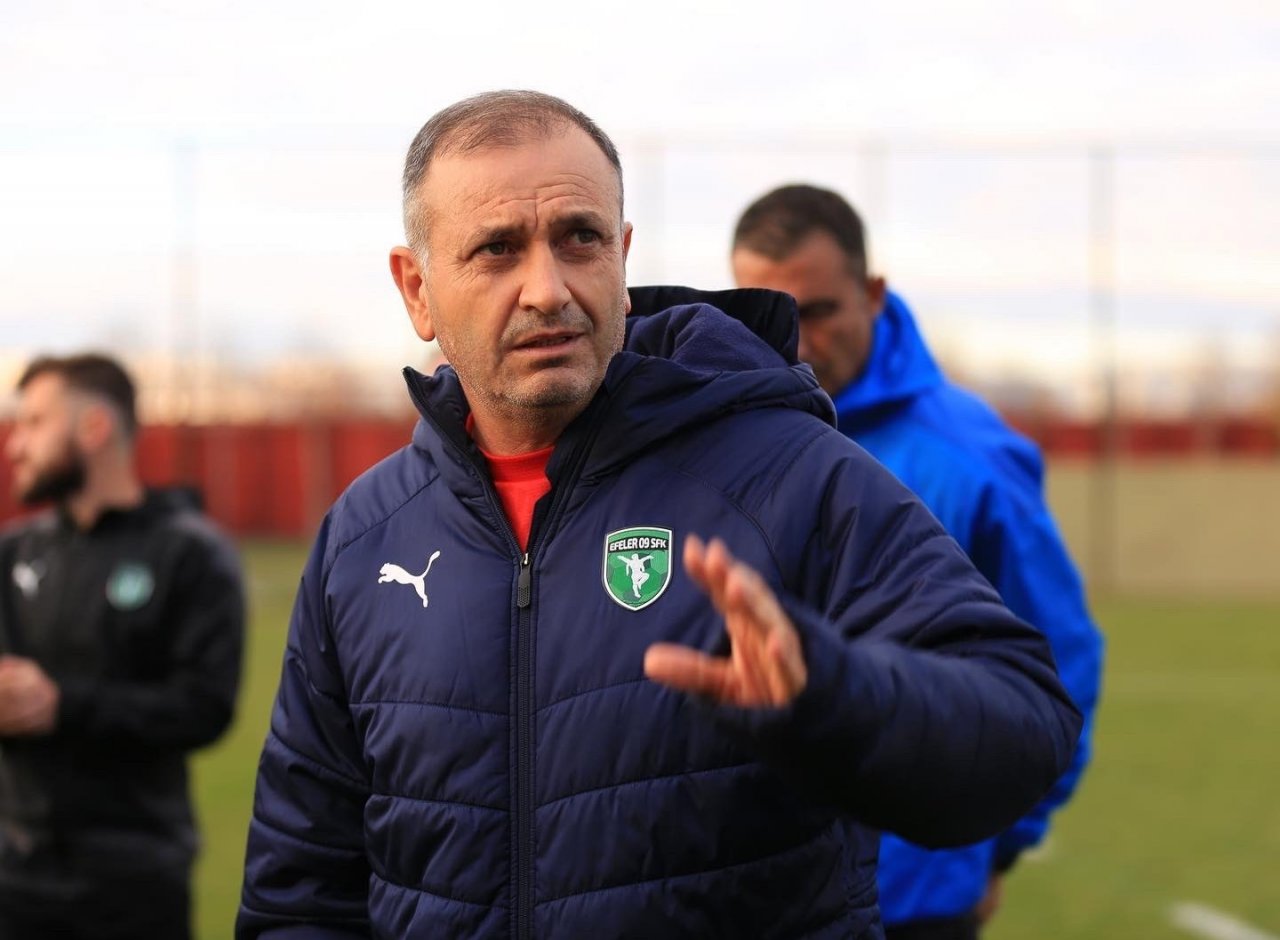 Efeler 09 SFK Teknik Direktörü Kanber: "Daha çok kazanma isteğiyle diğer maçlara hazırlanacağız"