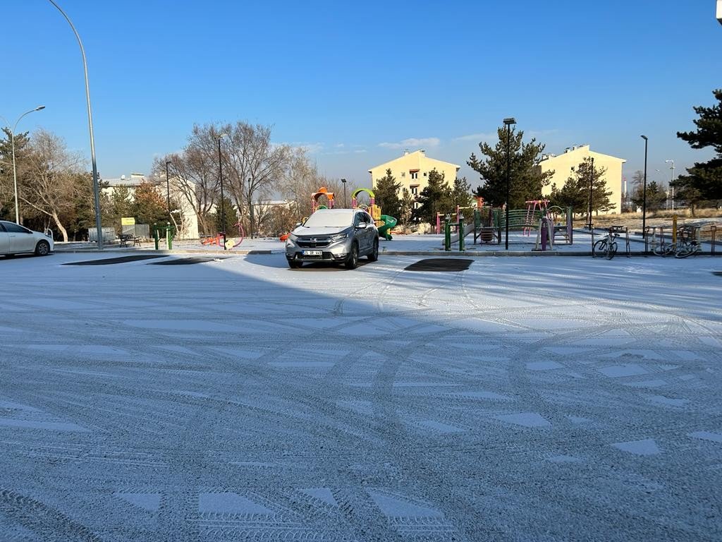 Gece etkili olan kar yağışı Erzurum’u beyaza bürüdü