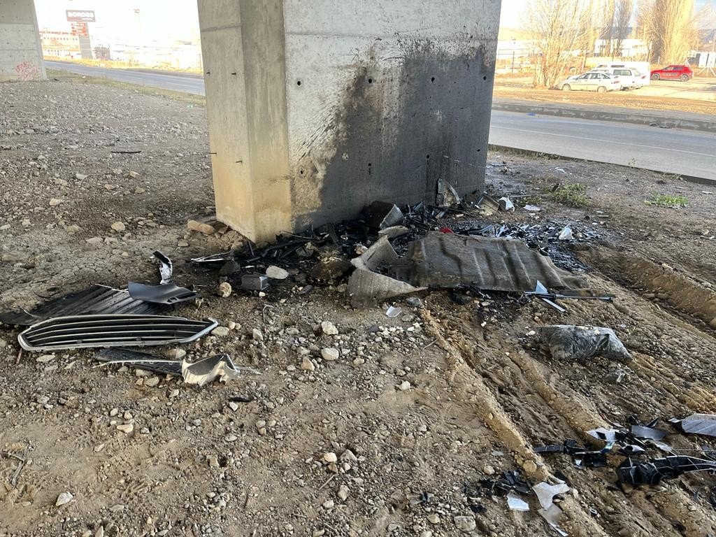 Köprünün beton ayağına çarpan otomobilin sürücüsü hayatını kaybetti
