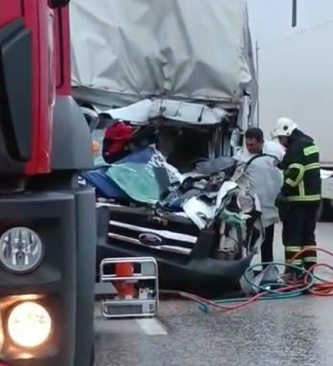 Seyir halindeki tıra arkadan çarpan kamyonetin sürücüsü hayatını kaybetti