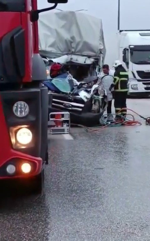 Seyir halindeki tıra arkadan çarpan kamyonetin sürücüsü hayatını kaybetti
