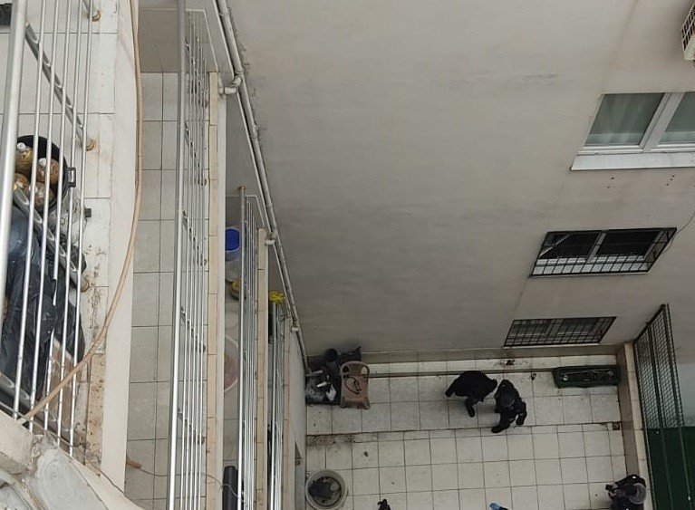 Hatay’da 4 çocuk annesi, apartman boşluğuna düşerek öldü