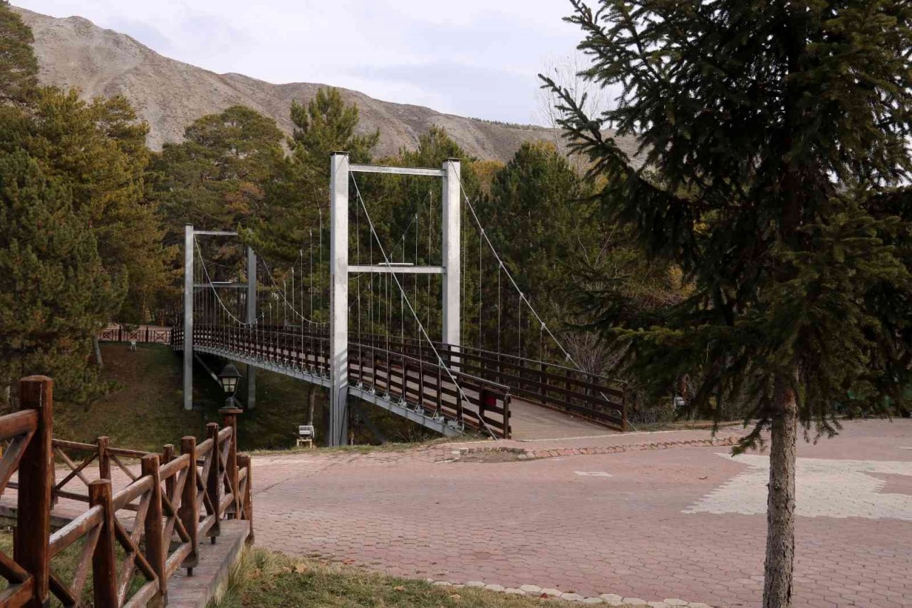 Bir yıl arayla çekilen farklı görüntüler yaşanan kuraklığı gözler önüne serdi