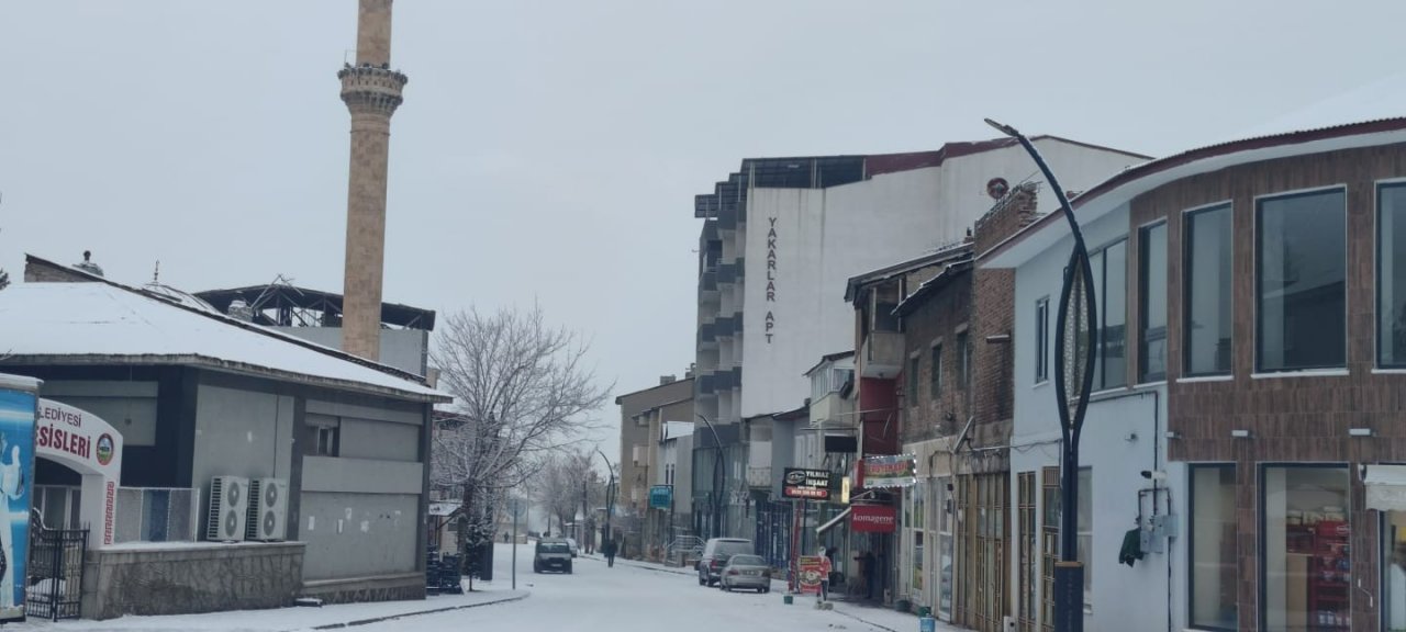 Aşkale güne karla başladı