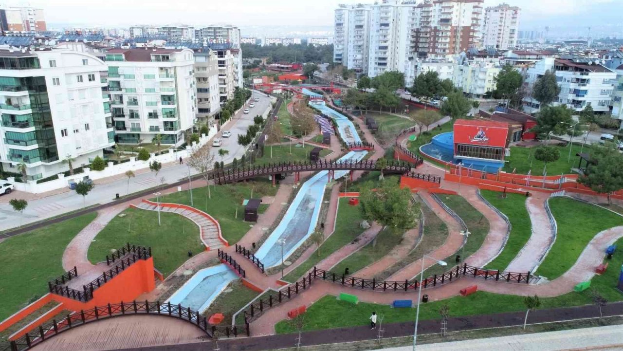 Atıklar parkta sanata dönüştü