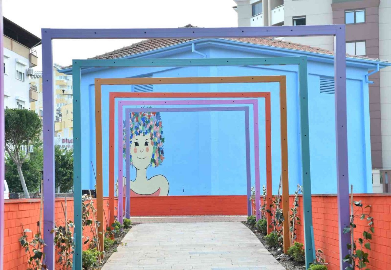 Atıklar parkta sanata dönüştü