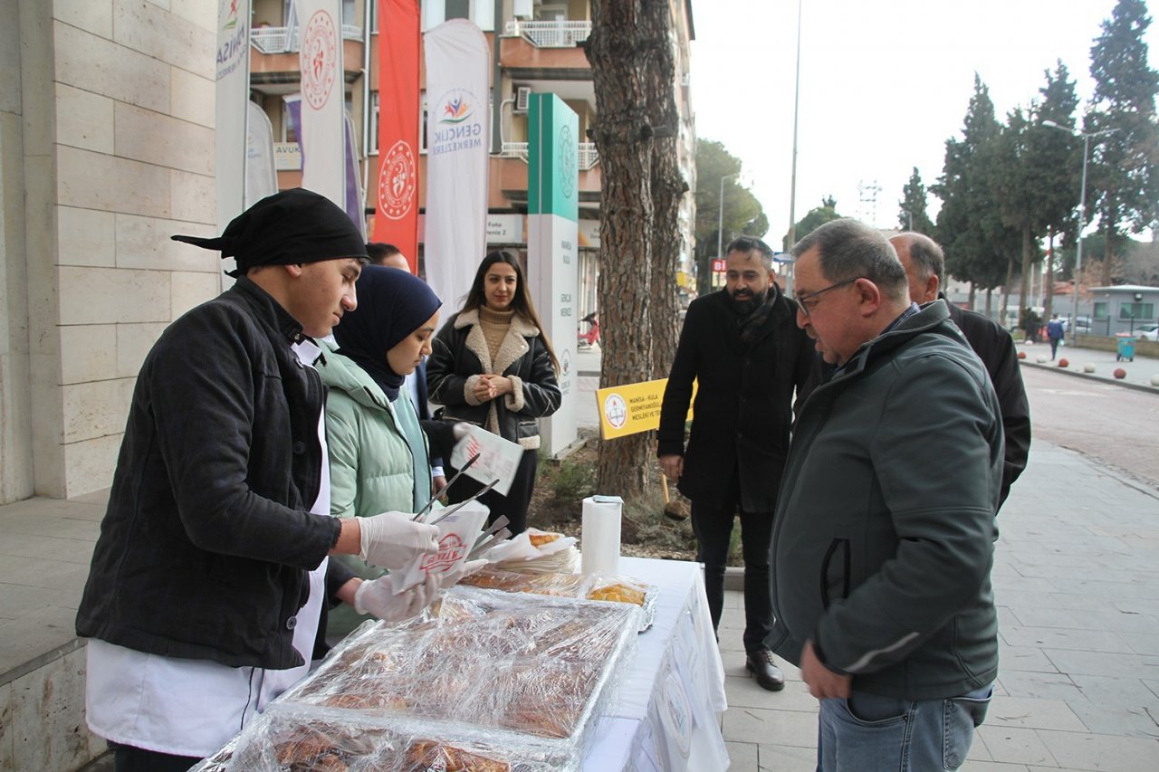 Öğrenciler kendi elleriyle yaptığı kahvaltılıkları Duru bebek için sattı