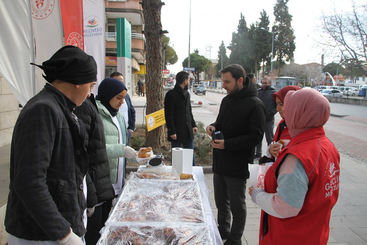 Öğrenciler kendi elleriyle yaptığı kahvaltılıkları Duru bebek için sattı