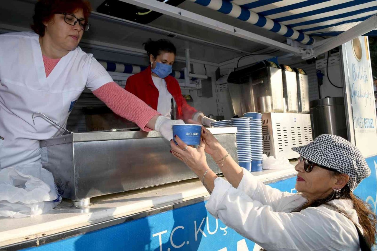 Kuşadası Belediyesi’nden içleri ısıtan ikram