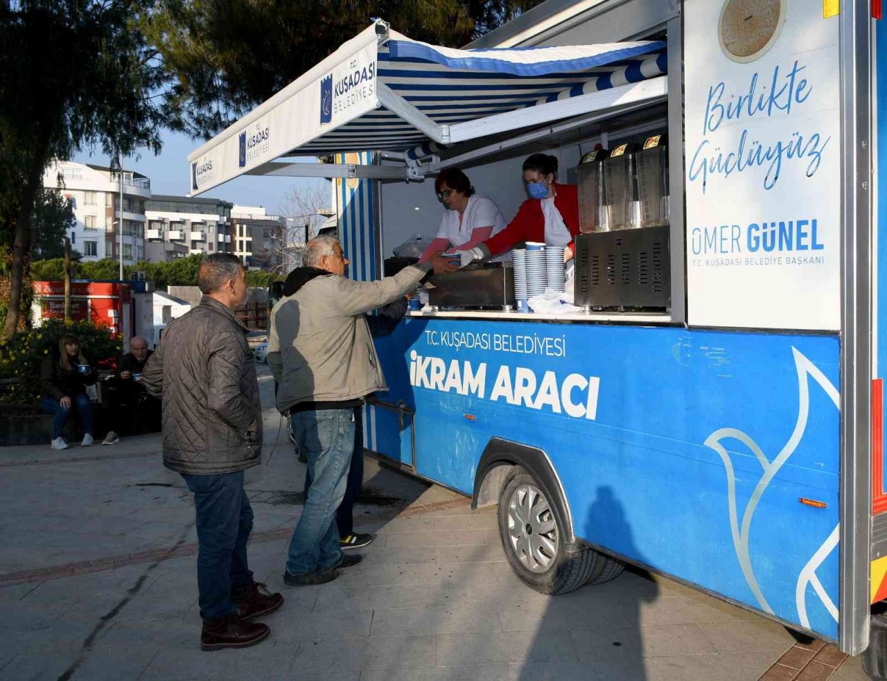 Kuşadası Belediyesi’nden içleri ısıtan ikram