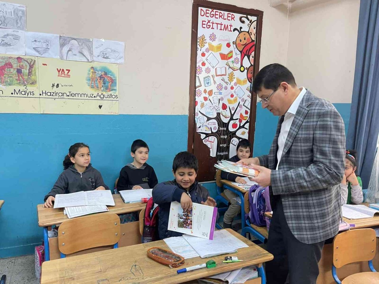 Minik öğrenciler ilk karne hediyelerini Başkan Özcan’dan aldı