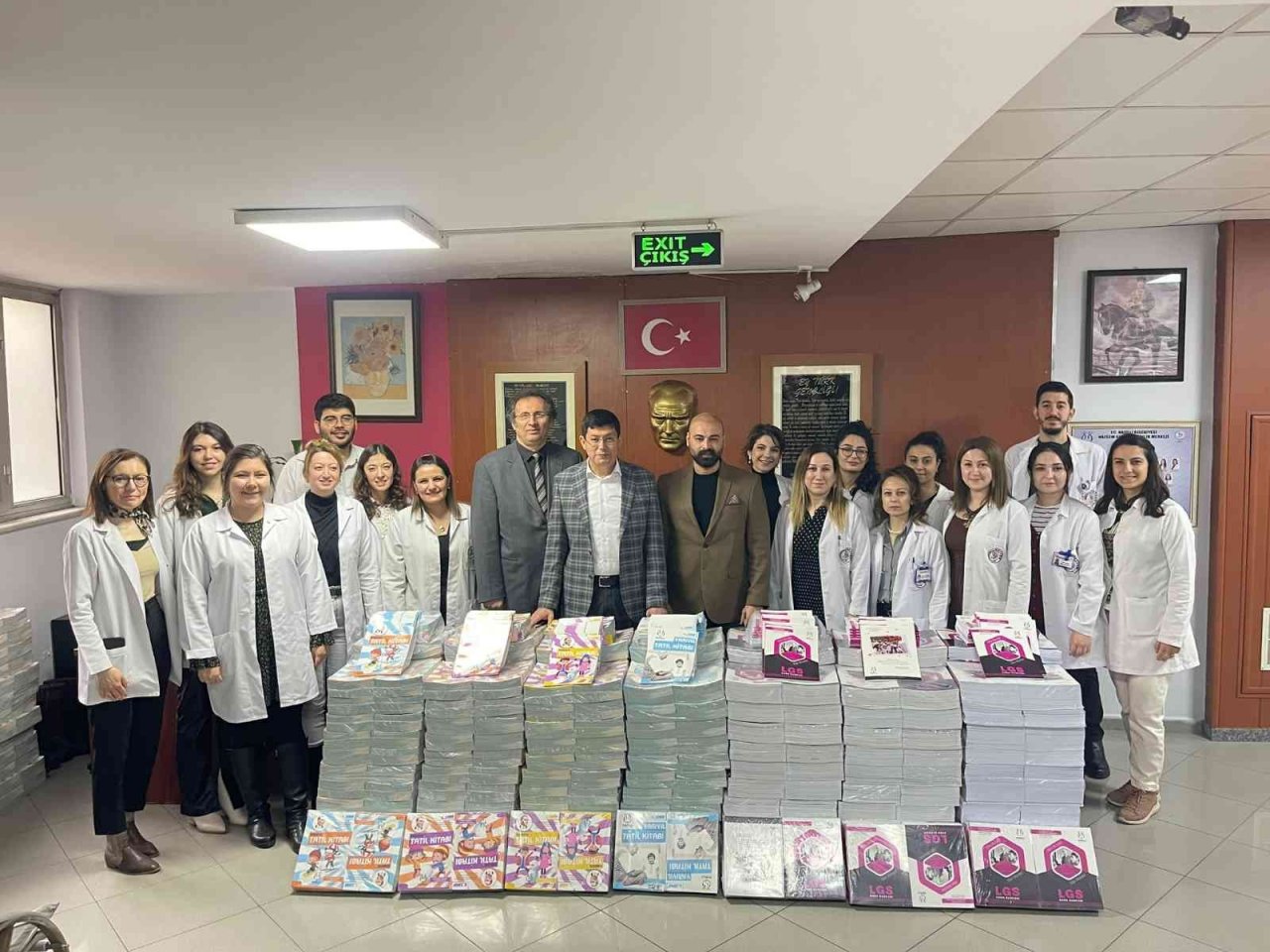 Minik öğrenciler ilk karne hediyelerini Başkan Özcan’dan aldı