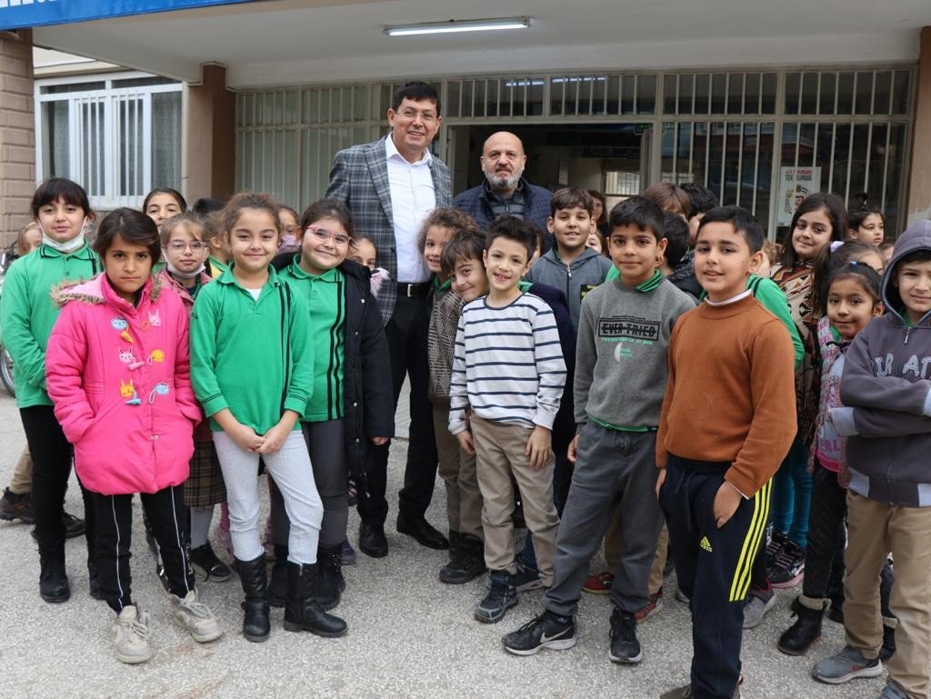 Minik öğrenciler ilk karne hediyelerini Başkan Özcan’dan aldı