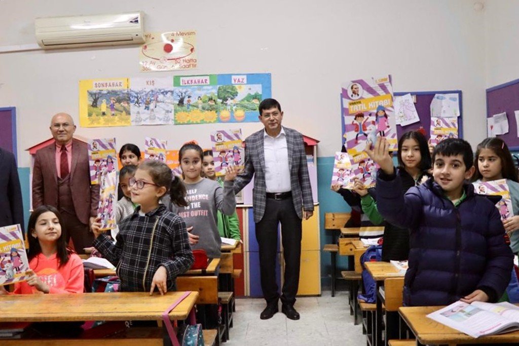 Minik öğrenciler ilk karne hediyelerini Başkan Özcan’dan aldı