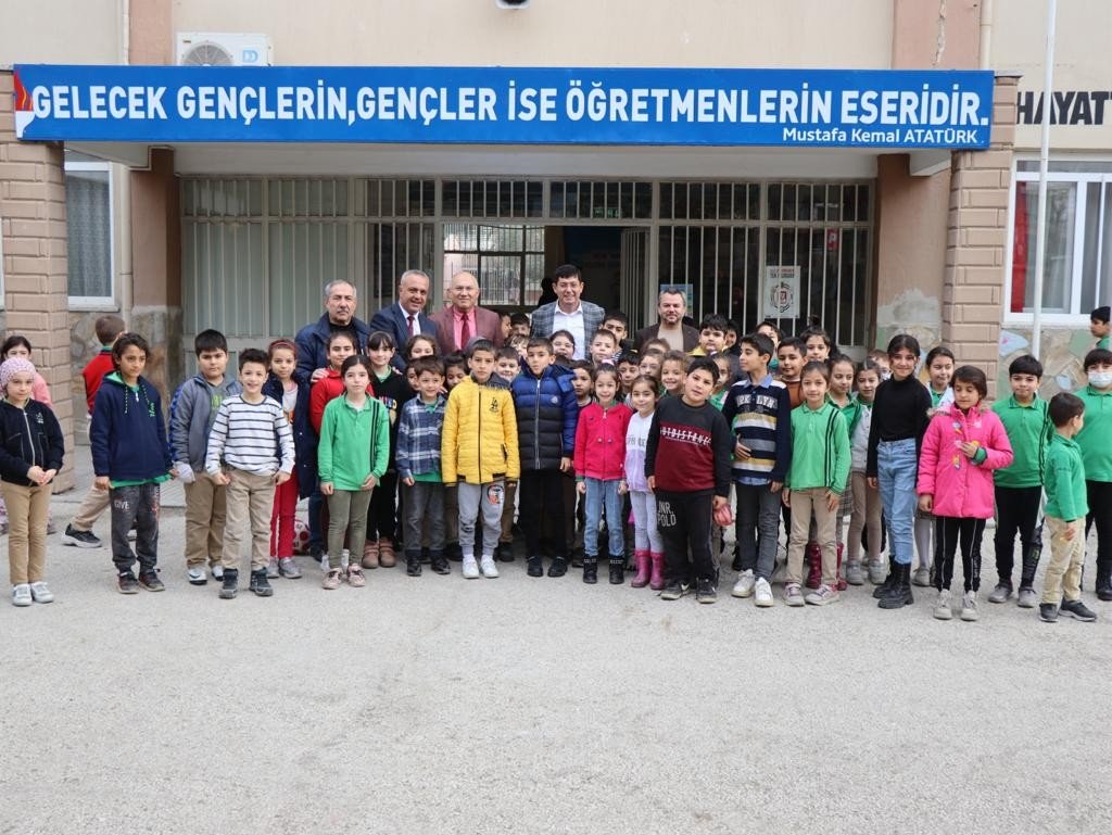 Minik öğrenciler ilk karne hediyelerini Başkan Özcan’dan aldı