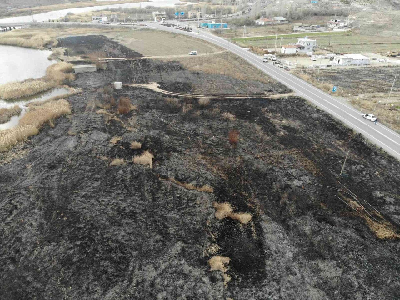 Isınmak için yaktığı ateş 45 dekar alanı kül etti