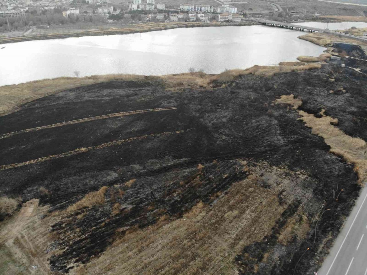 Isınmak için yaktığı ateş 45 dekar alanı kül etti