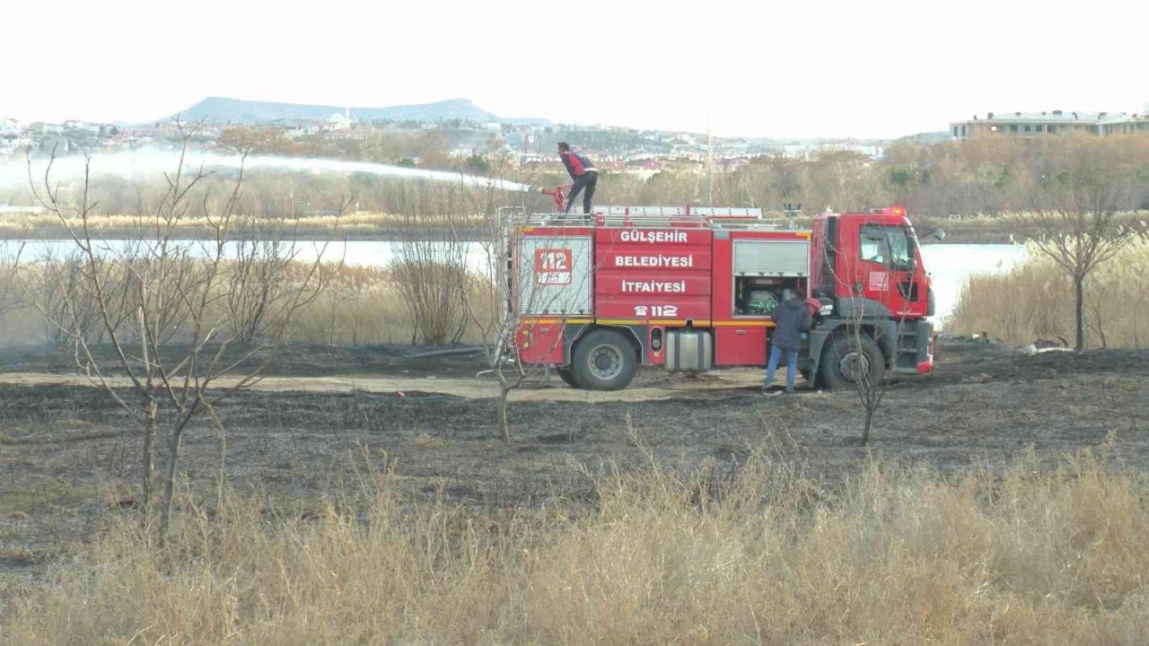 Isınmak için yaktığı ateş 45 dekar alanı kül etti