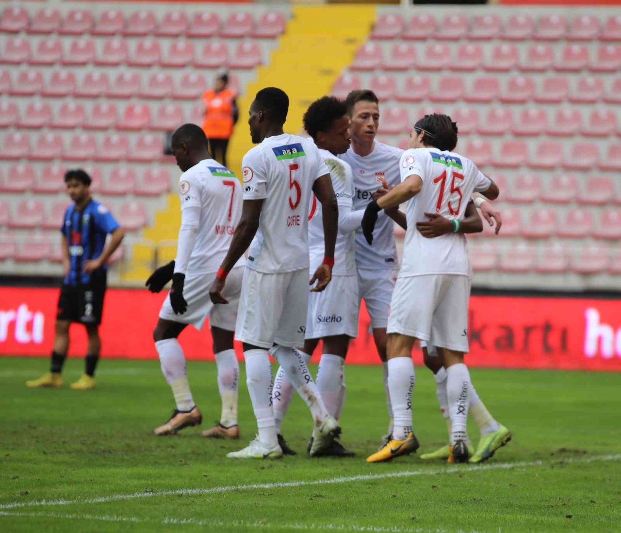 Clinton N’Jie gol sayısını 3’e yükseltti