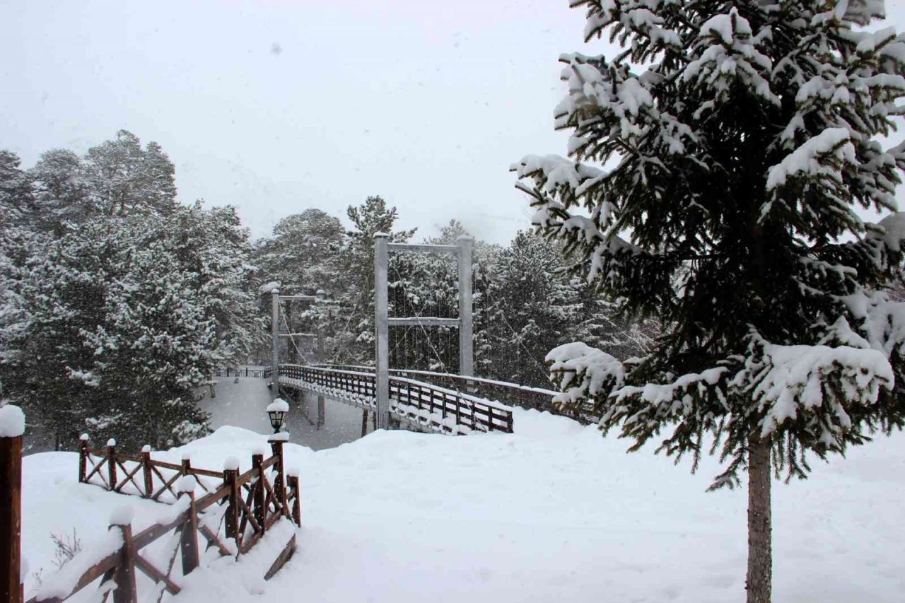 Bir yıl arayla çekilen farklı görüntüler yaşanan kuraklığı gözler önüne serdi