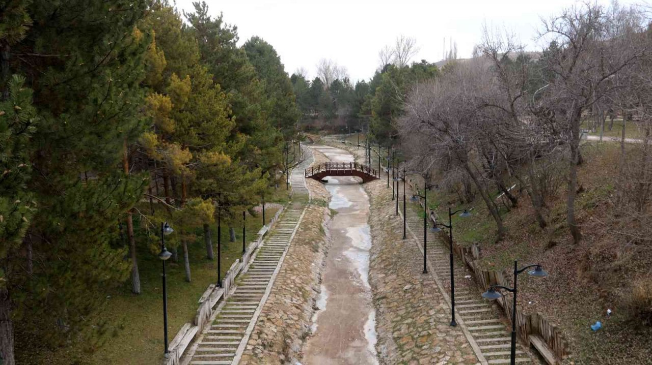 Bir yıl arayla çekilen farklı görüntüler yaşanan kuraklığı gözler önüne serdi