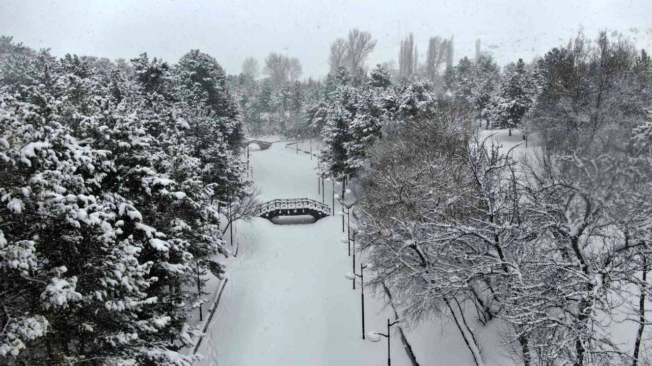 Bir yıl arayla çekilen farklı görüntüler yaşanan kuraklığı gözler önüne serdi