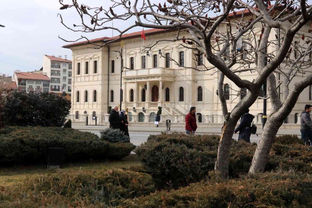 Bir yıl arayla çekilen farklı görüntüler yaşanan kuraklığı gözler önüne serdi