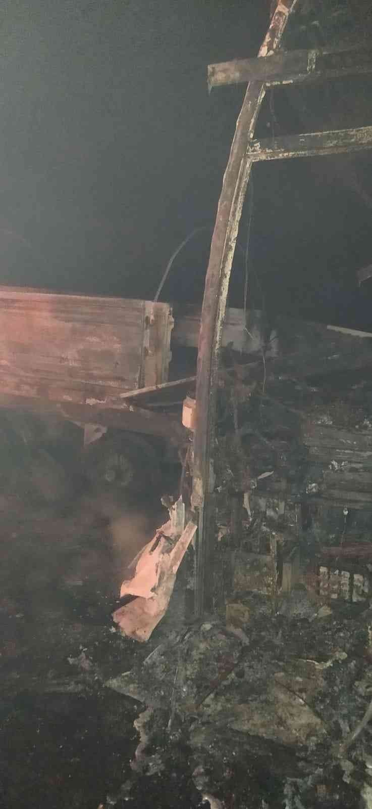 Yolcu otobüsü tıra arkadan çarptı: 3 ölü