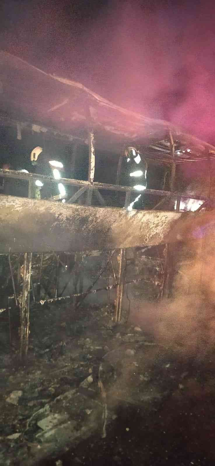 Yolcu otobüsü tıra arkadan çarptı: 3 ölü