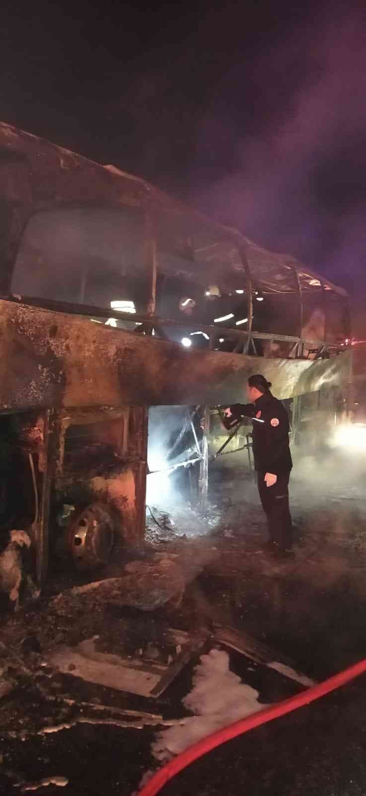 Yolcu otobüsü tıra arkadan çarptı: 3 ölü