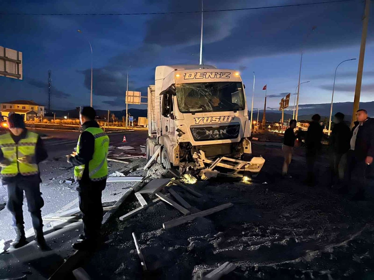 Toprak yüklü tır ile kereste yüklü kamyonet çarpıştı, 2 kişi yaralandı